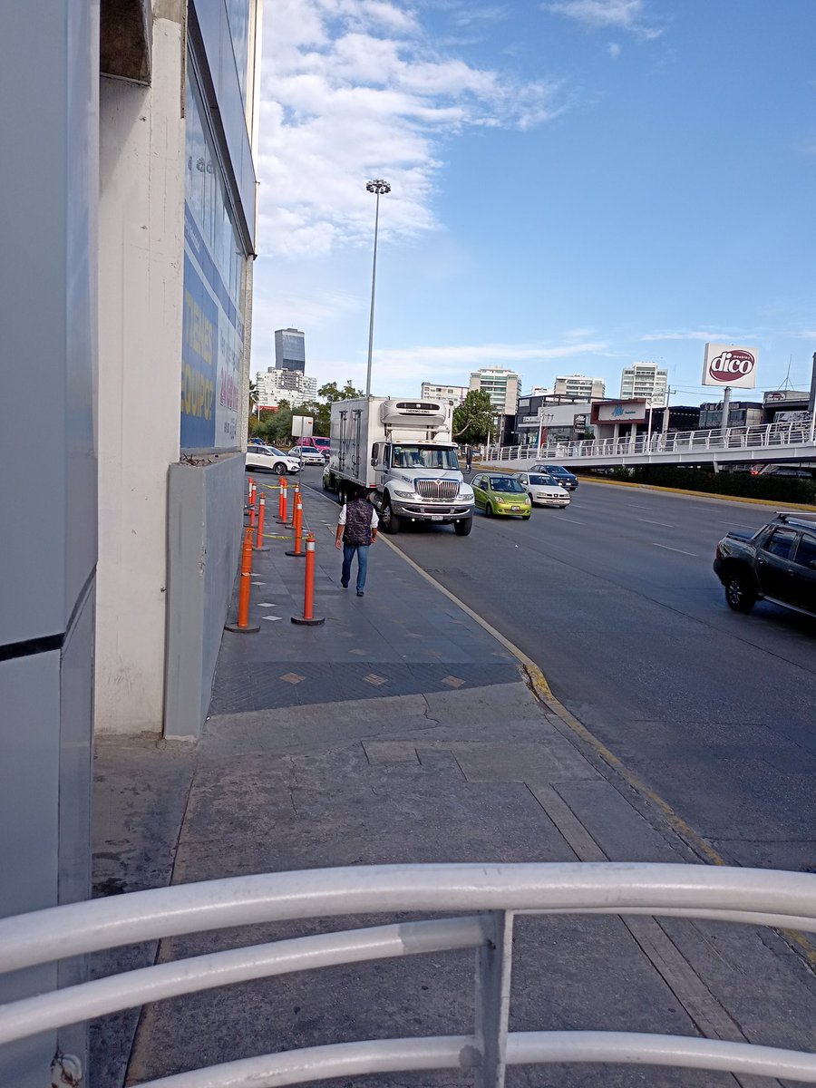 macopuli's tweet photo. A ver @MTGobPue, ¿cómo está esto? ¿La parada de transporte público estorbaba, pero los estacionados no estorban?
#OmarÁlvarezCorrupciónEnElTransporte
@LupitaLeal_ @silvia_tanus ¿Qué opinan?

@Mr_Civico https://t.co/61jmOCb7Ff