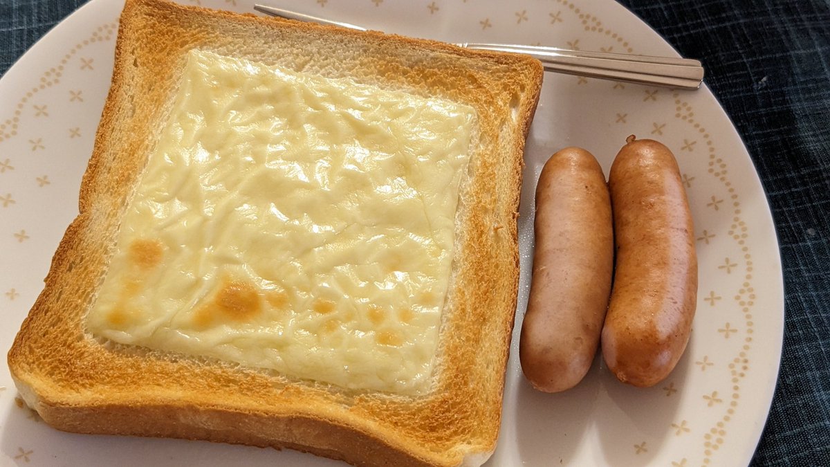 Massu_Possible's tweet photo. おはまっすー🌄

悪いニュースばかりでしんどい時は美味しいものを食べるに限ります。
楽しいエンタメも大事！

今日の朝ご飯はチーズトーストにウインナーを添えて。

#おは戦60103js 
#おはのこレンジャー60103js https://t.co/WZGMvGnV8A