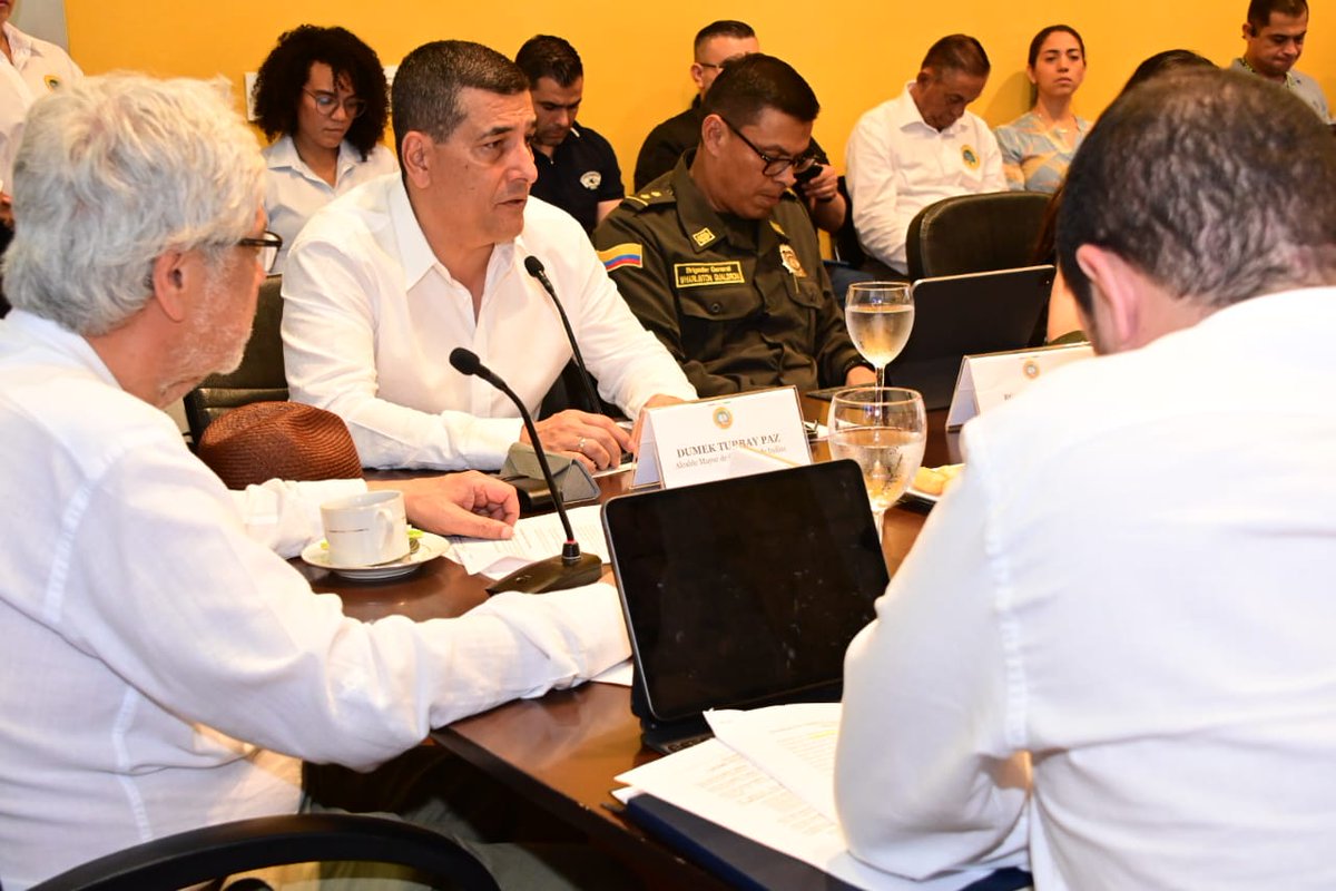 sicsuper's tweet photo. El Gobierno nacional, el alcalde @dumek_turbay, y el gobernador de Bolívar, @YamilHAranaP, impulsarán plan de choque de vigilancia y control de los servicios turísticos en La Heroica.

La @sicsuper acompañará estrategia para brindar información, asistencia y seguridad al viajero. https://t.co/wzGOsEgQj5