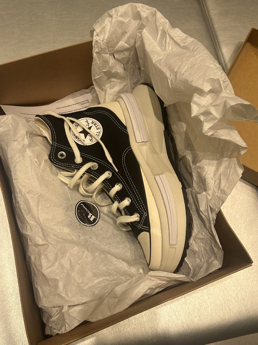 adorableehee's tweet photo. JEONGHAN I GOT UR SHOES 👊🏼👊🏼👊🏼 #svtstan #carat #kpoptwt #stantwt https://t.co/8f9nFwoAzp