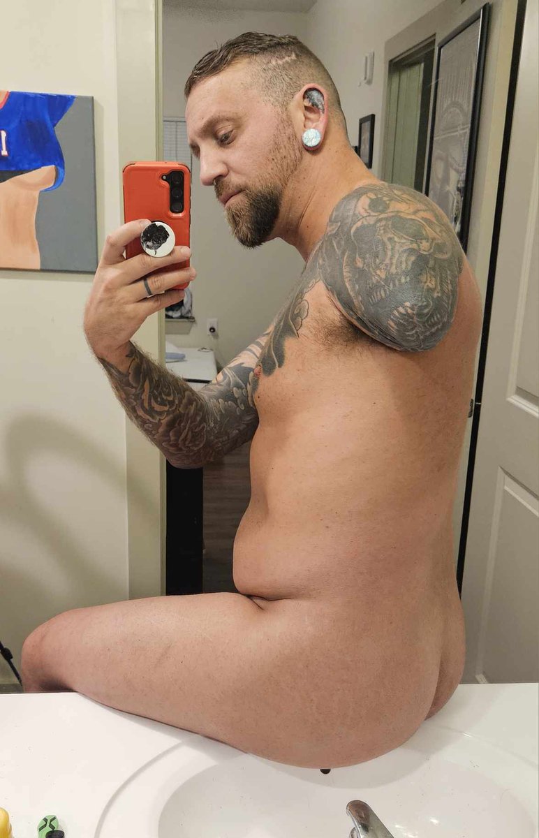ibclappinYoMama's tweet photo. Do you like my big ass and tattooed stump? https://t.co/qTr5v2mf1p