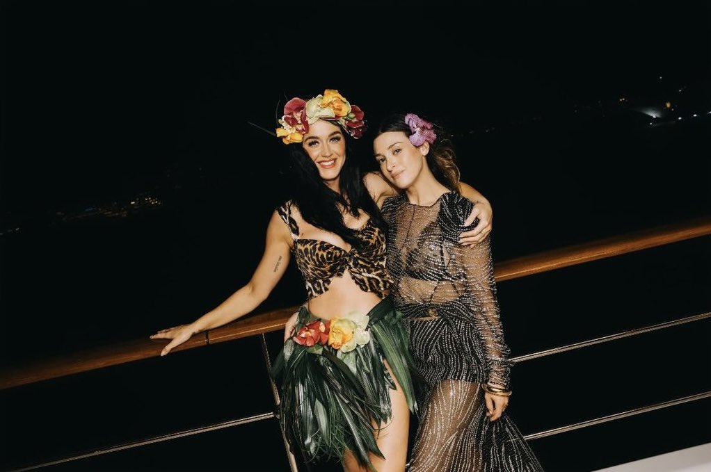 tudokatysite's tweet photo. Nova foto de Katy Perry usando o icônico figurino de ‘Roar’, em novo story publicado por sua amiga Jamie. https://t.co/cQCXz217ej