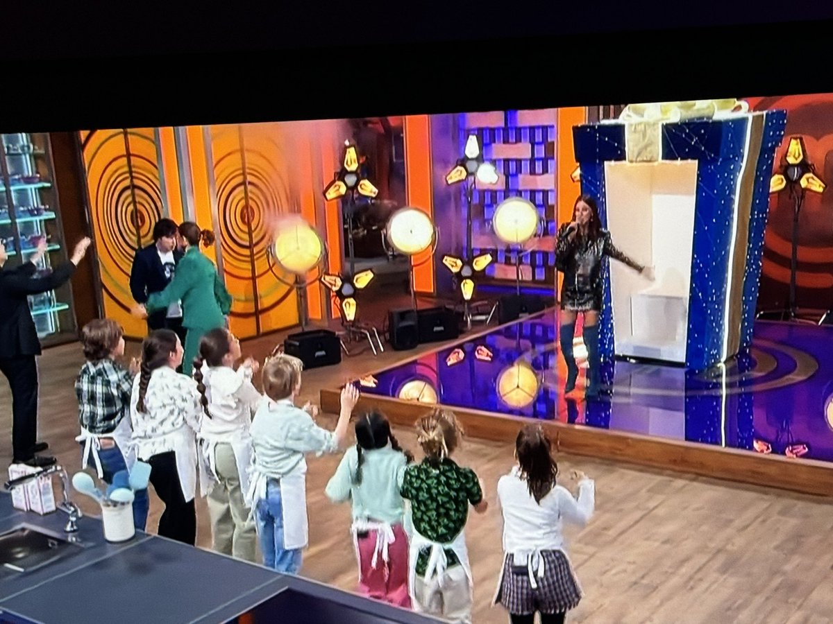 pedropalomobcn's tweet photo. Los peques de #MCJunior han disfrutado mucho con @vicco_music y #Nochentera 🎶🎶🎶🎶👏🏻👏🏻 #BenidormFest https://t.co/NjAniSnNkx