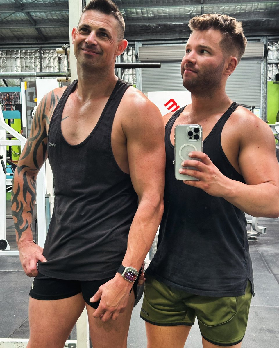 jaronmc's tweet image. Out of town so @Mattyjchambers and I are training at a different gym.
I’m not used to open/outdoor gyms, this city-boy is used to AC so is dripping with sweat 🥵