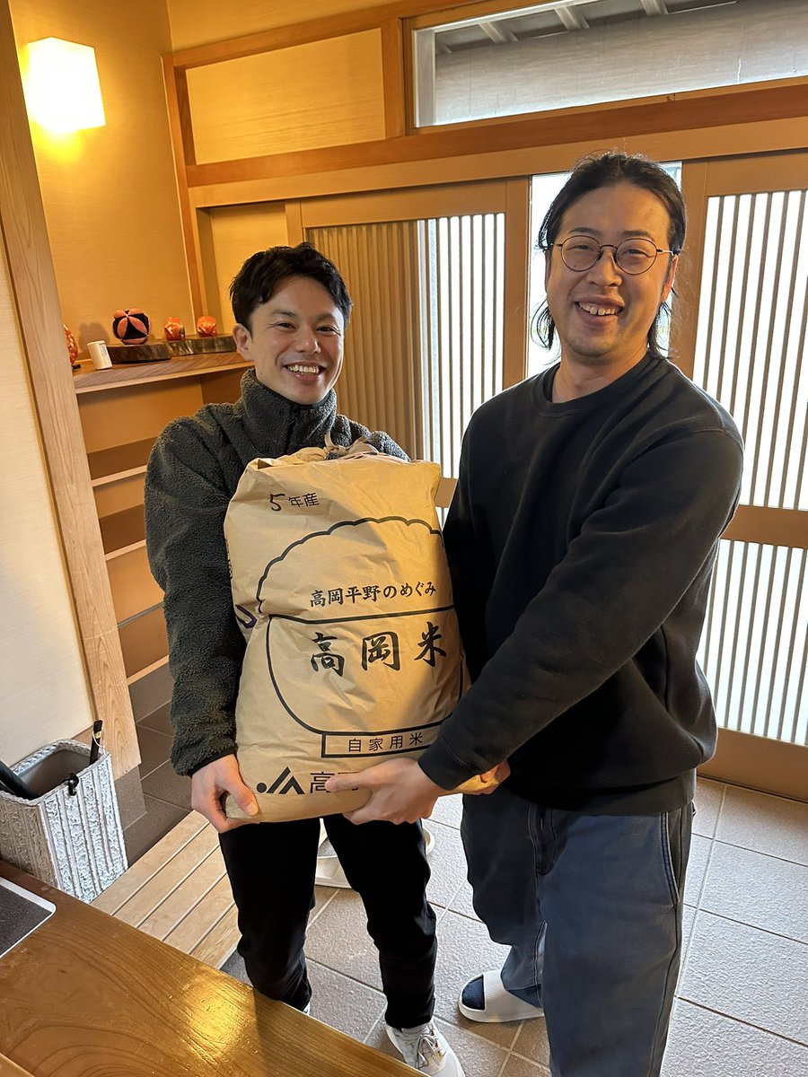 chunbi_mu's tweet photo. 実家が農家だという旦那の友人がコメを持ってきてくれたり、私の同級生の親御さんから水の差し入れを貰ったりしました。みんなありがとう！コメはじゅうぶん��ありそうです。 https://t.co/beoLYa0yzN