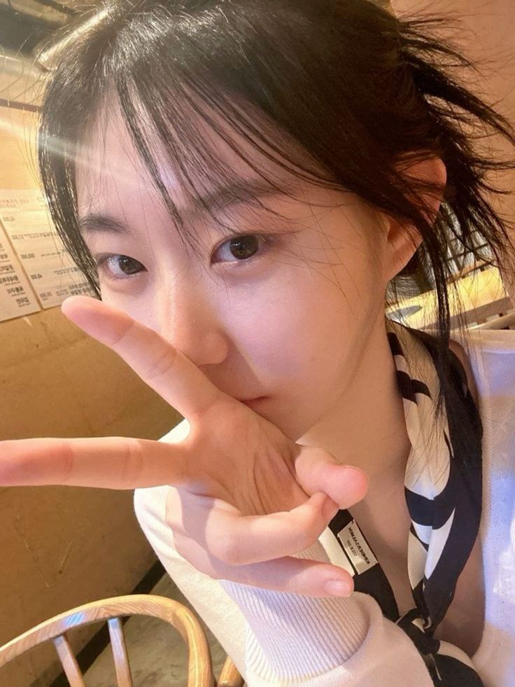 ch4aery's tweet photo. the way she teased us https://t.co/K9KmhPgH1L