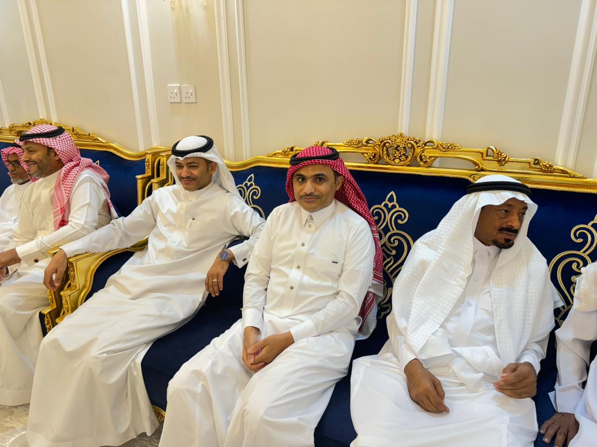 بحضور شيخ شمل قبائل بني شبيل الشيخ منصور بن حسين البجوي الشبيلي
احتفل م.حسام بن عواجي جابر المهجري بعقد قرانه على كريمة الشيخ عبدالله بن محمد الشبيلي بمحافظة #صامطة
وشهد الحفل حضورعدد من مشايخ القبائل والمسؤولين والأصدقاء والأهل الذين قدموا التهاني والتبريكات بهذه المناسبة