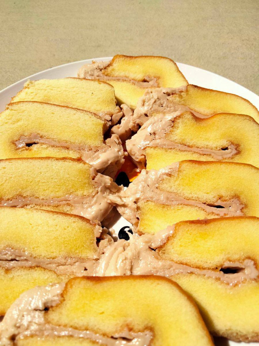 fahsyhh's tweet photo. OMG TENGOK FILLING YANG MELT TU !  tertarik dengan ketebalan kek balanced dengan filling >> 🥹 https://t.co/uISsh6YmyZ