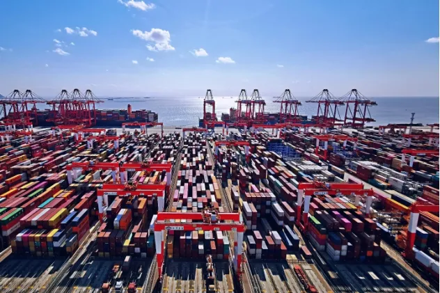 CaoZhuozhuo's tweet image. 上海港2023年集装箱吞吐量突破4900万标准箱大关，连续第十四年蝉联全球第一。
#连续蝉联全球第一。
Shanghai Port's container throughput exceeded the 49 million TEU mark in 2023, ranking first in the world for the 14th consecutive year.
#Continuously ranked first in the world.
#全球第一