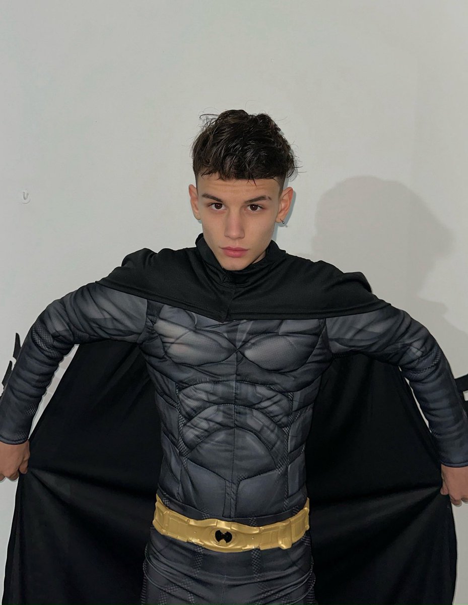 Elias18_twink's tweet photo. Revealing what’s under my Batman costume😈 
Rt if you’d give my hole a try👅🤤
https://t.co/OBVPSd79u7 https://t.co/3mXMB4tYku