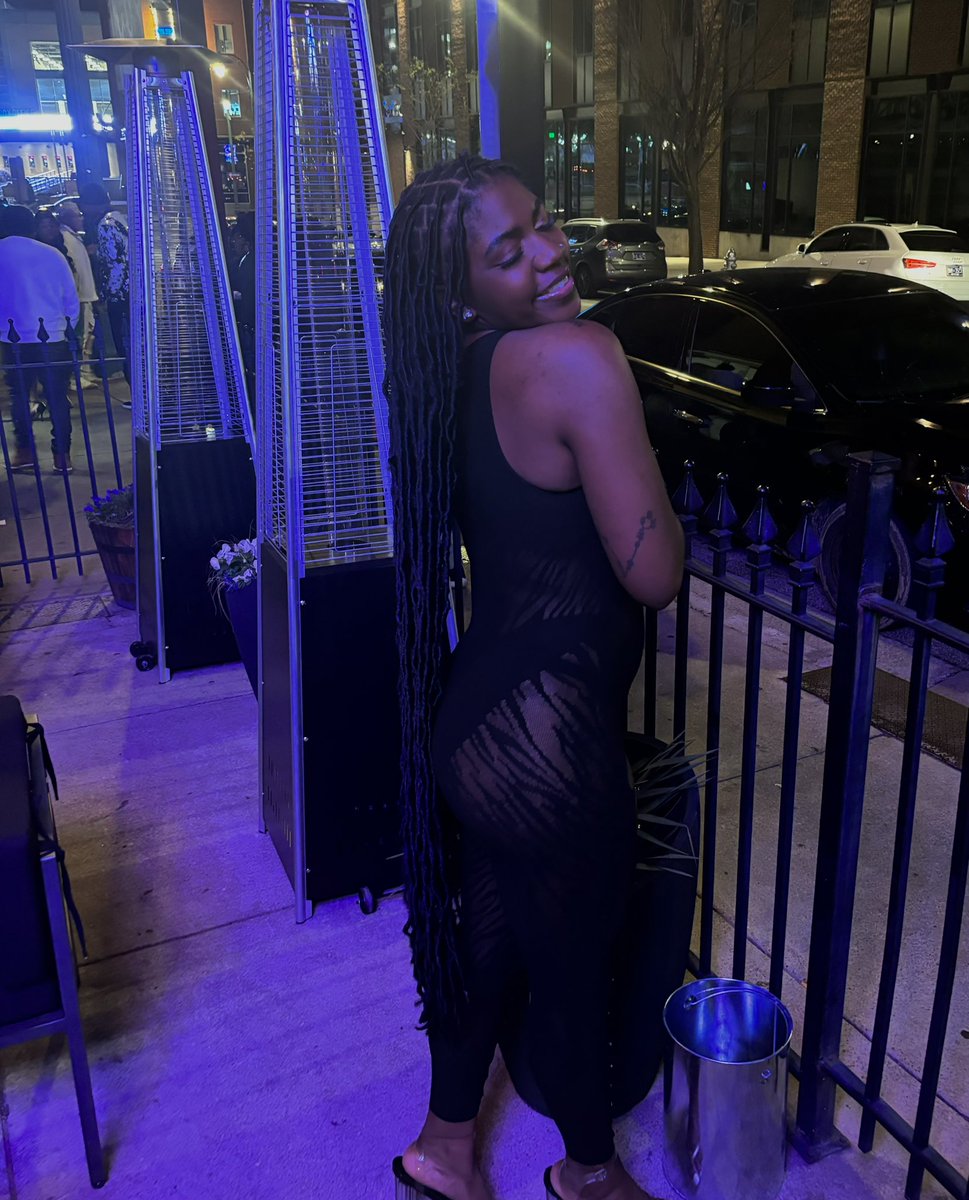 __aloweee's tweet photo. 2024🥂 https://t.co/wmiCM9siMF