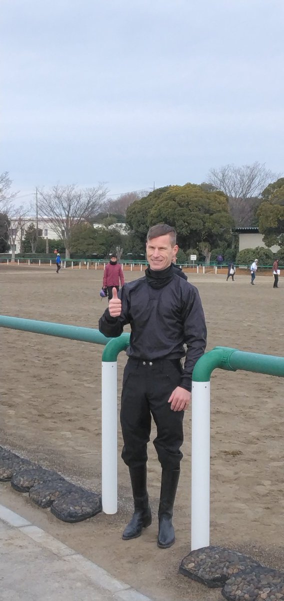blackfrog1221's tweet photo. 初来日のキングスコート騎手
けさ、美浦で精力的に調教にまたがっていました
昨年、英国ＧⅠを勝ちまくった腕達者
加えて、このイケメンとくれば一躍人気者になる可能性大です⤴️ https://t.co/eafMDIx9XS
