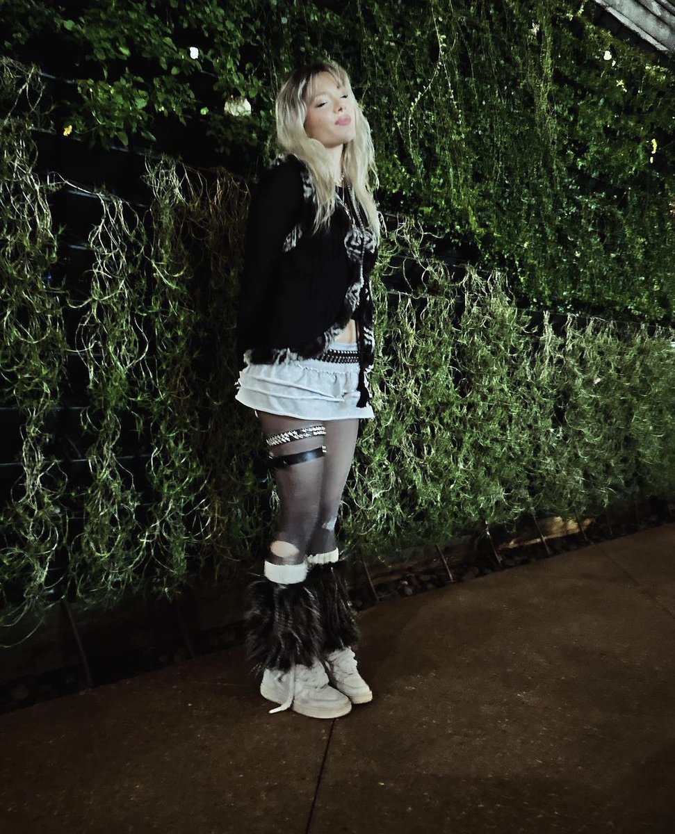 - athena sage forbes . . .
  - athtopia.carrd.co ☆