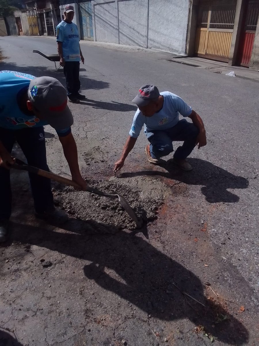 hidroven_ve's tweet photo. Equipo de la #Brippas  instaló tubería en la Urbanización Turumo, parroquia Caucaguita para reestablecer el servicio de #AguaPotable a 40 familias , estos trabajos se  ejecutan gracias al reporte recibido a través de la #Venapp #1x10delbuengobierno 

@NicolasMaduro @RMarcoTorres https://t.co/Wu4FT5YaVp