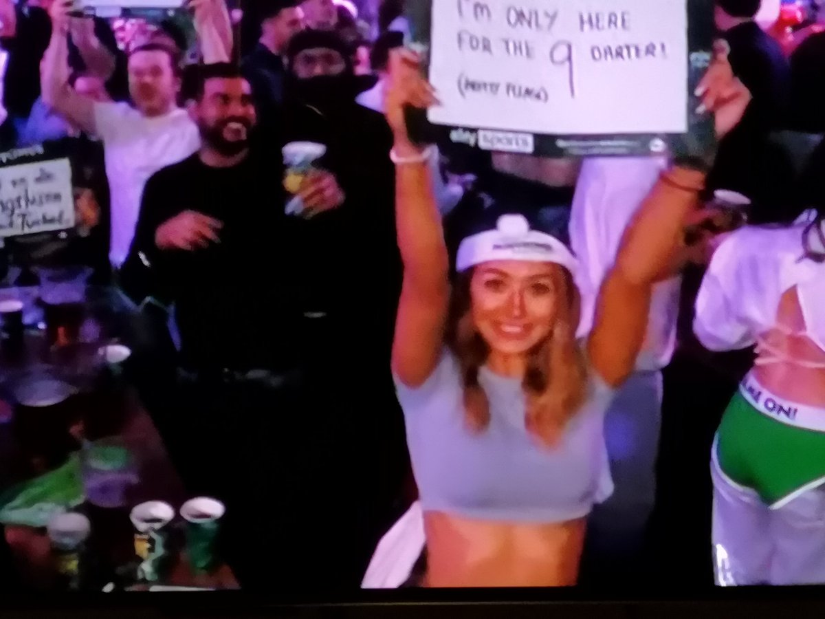 andywhitwam10's tweet photo. #darts She will have been disappointed tonight then 😂 https://t.co/UDis4AGlnb