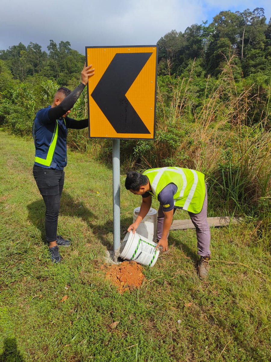 JKRDungun's tweet photo. 2 Jan 2024l Kerja-kerja penyelenggaraan semula papan tanda amaran secara tenaga jabatan, di Laluan FT 14, Jalan Jerangau - Jabor berhampiran Bukit Besi, Dungun.

@IPJKR_Official @JKRTerengganu
@HasliJKR
@AlAzhar_JKR
@MisRuhaila @noorulasliza https://t.co/f3I0Uey9VH