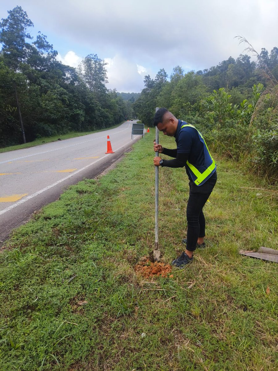 JKRDungun's tweet photo. 2 Jan 2024l Kerja-kerja penyelenggaraan semula papan tanda amaran secara tenaga jabatan, di Laluan FT 14, Jalan Jerangau - Jabor berhampiran Bukit Besi, Dungun.

@IPJKR_Official @JKRTerengganu
@HasliJKR
@AlAzhar_JKR
@MisRuhaila @noorulasliza https://t.co/f3I0Uey9VH