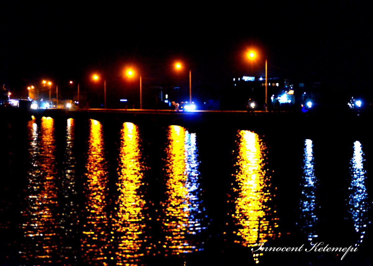 La nuit sur la lagune du Campus Plage. Jeux de lumières des lampadaires et des véhicules sur l'eau.

Imaginez ce joli tableau dans votre bureau ou salon en grand format. Tableau en vente au +228 90 19 24 22

#photographe #nightphotography #nightshoot #colorful #light #watercolor