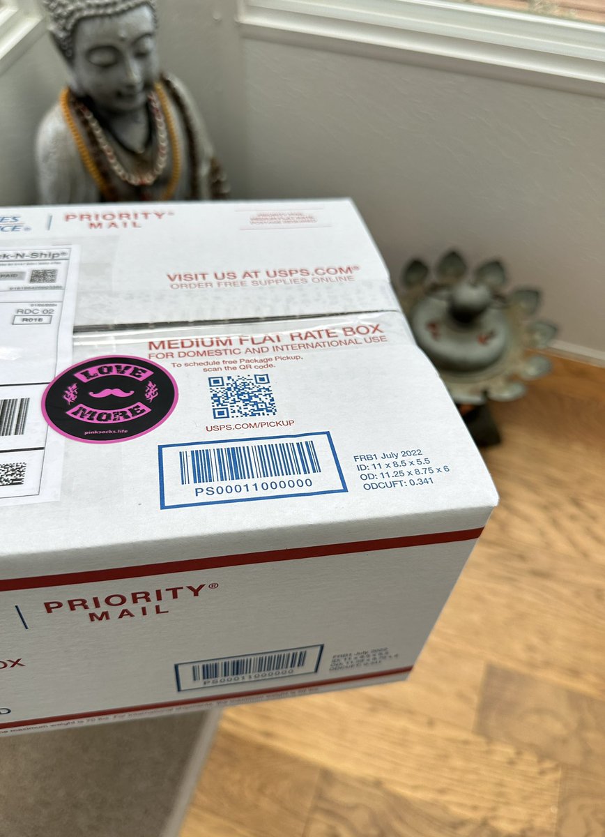 the first box of #pinksocks in 2024 is out the door! 🏁🎁🌍💖😊✨