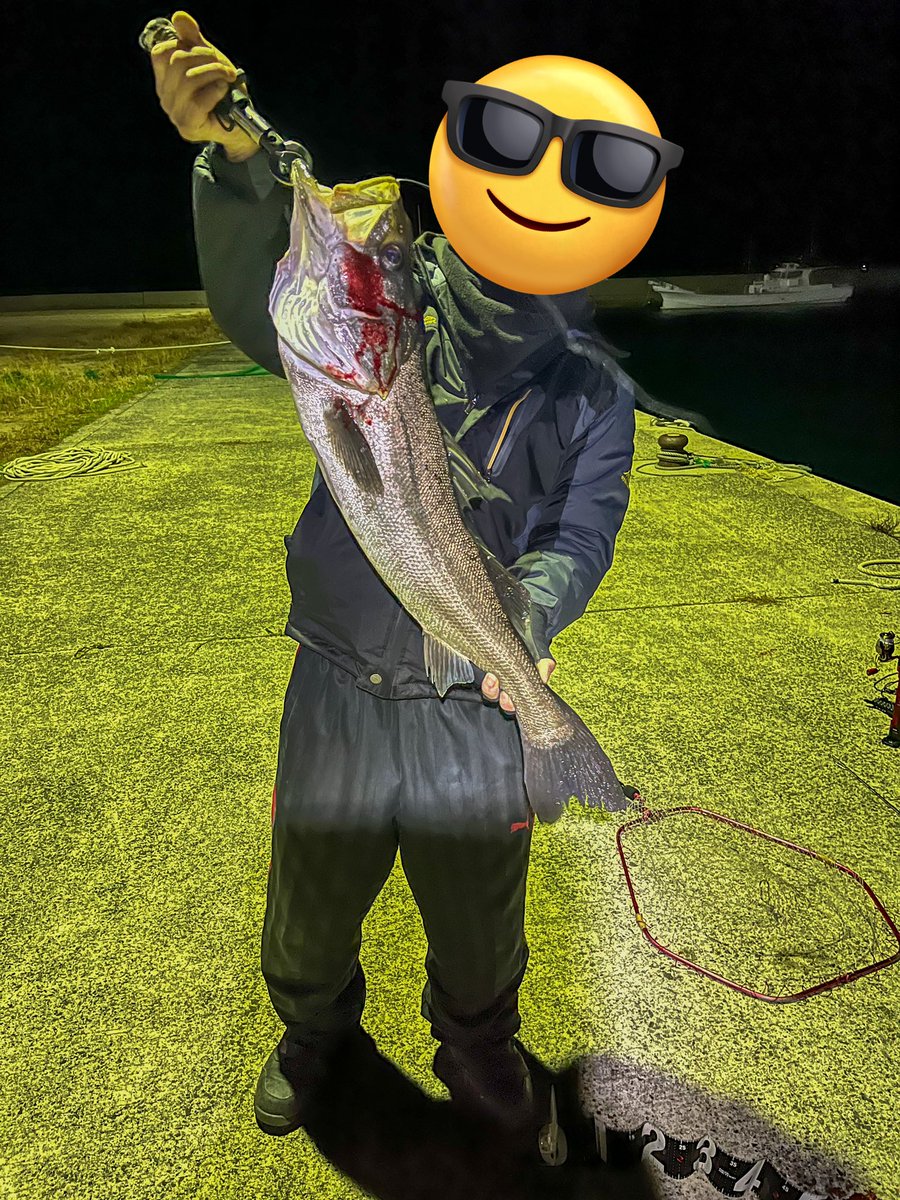 yuukiatenza404's tweet photo. 昨日は友達と釣り始め🎣🪣
風が強いなかめっちゃ釣れた！
そして友達がまさかの大物を釣り上げて興奮がやばかった( ; ˙꒳​˙ )ﾊｧ…ﾊｱ…

釣果はアジ62匹、カサゴ2匹、シーバス2匹で友達と分けてお互い最高のスタートをきれた✌️ https://t.co/tiGkhun78D