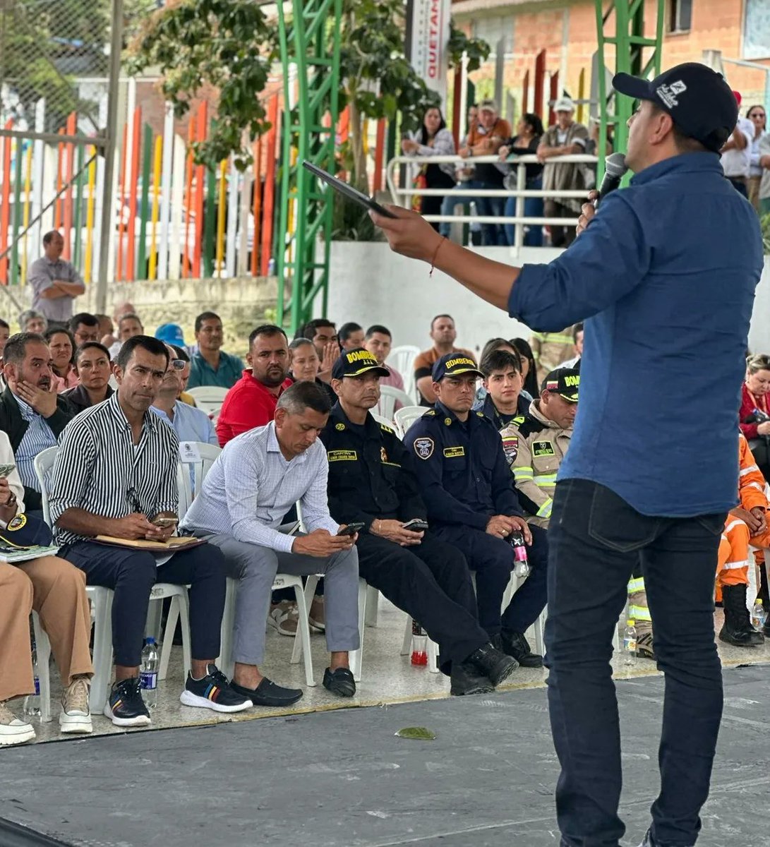 JRobertoSalazar's tweet photo. #RepresentanteEnElTerritorio | Junto con el gobernador Jorge Rey trabajamos con las autoridades municipales y comunidades de los municipios de #Quetame y #Guayabetal. https://t.co/hX6JoGuS1j
