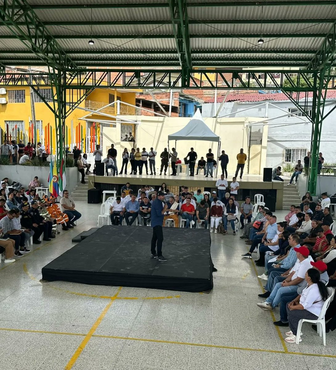 JRobertoSalazar's tweet photo. #RepresentanteEnElTerritorio | Junto con el gobernador Jorge Rey trabajamos con las autoridades municipales y comunidades de los municipios de #Quetame y #Guayabetal. https://t.co/hX6JoGuS1j
