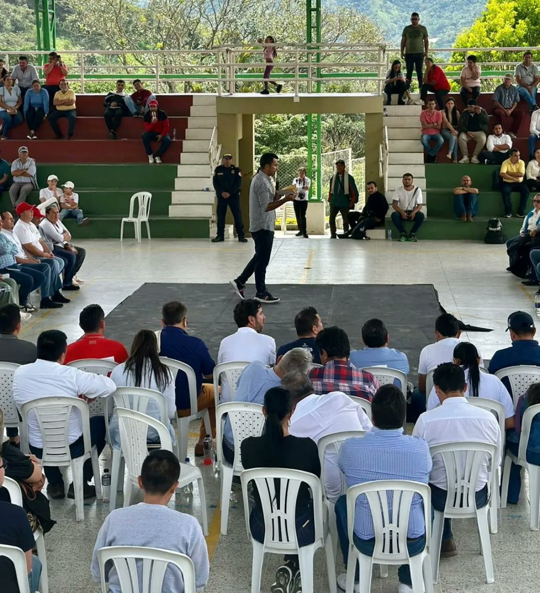 JRobertoSalazar's tweet photo. #RepresentanteEnElTerritorio | Junto con el gobernador Jorge Rey trabajamos con las autoridades municipales y comunidades de los municipios de #Quetame y #Guayabetal. https://t.co/hX6JoGuS1j