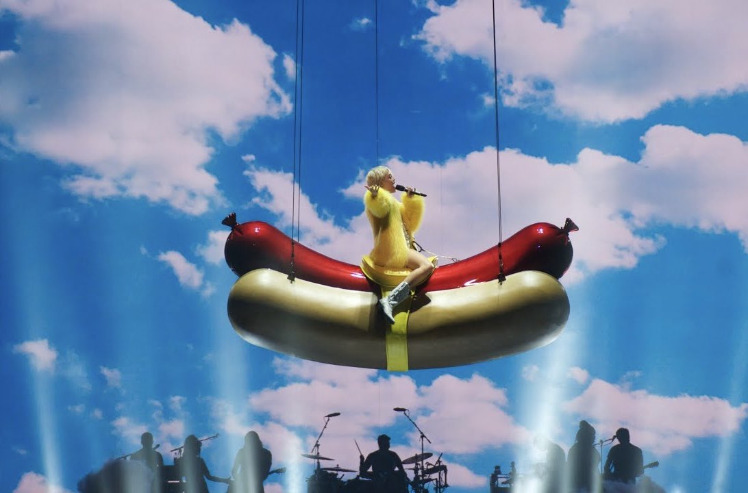 xplasticxhearts's tweet photo. this year would mark a decade since Miley Cyrus’ latest world tour https://t.co/x5H5MhVcUZ