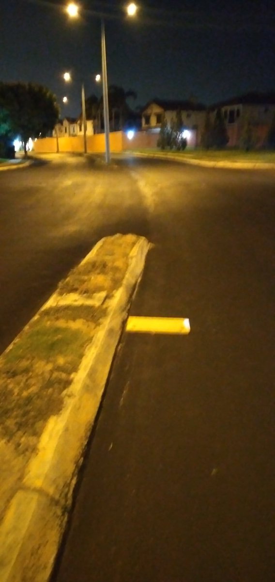 Con la autorización de quien colocan estos elementos en la via pública ingreso a 4 garitas #Pedralbes #Bonanova  #Vilanova y #Tarragona recién <a href="/alcaldiagye/">Muy Ilustre Municipalidad de Guayaquil</a> asfalto nuevamente <a href="/GyeResponde/">Alcaldia Responde</a> dañan asfalto <a href="/ATM_Transito/">ATM TRÁNSITO</a> <a href="/ATMGuayaquil/">ATM Guayaquil</a> <a href="/Urb_ViaLaCosta/">Urbs Via a La Costa</a> <a href="/AntiradarGYE/">AntiradarGYE</a>