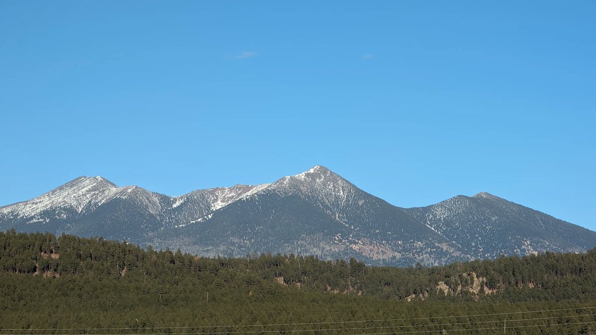 NWSFlagstaff's tweet photo. Dook'o'oosłííd (Diné/Navajo), Nuva'tukya'ovi (Hopi), or the San Francisco Peaks (English) are patiently awaiting for snow Wednesday night into Thursday. Check out the snow tables linked below for forecast snow amounts in your area.

https://t.co/kbErbc9Mkw https://t.co/ssRBNB5RM3