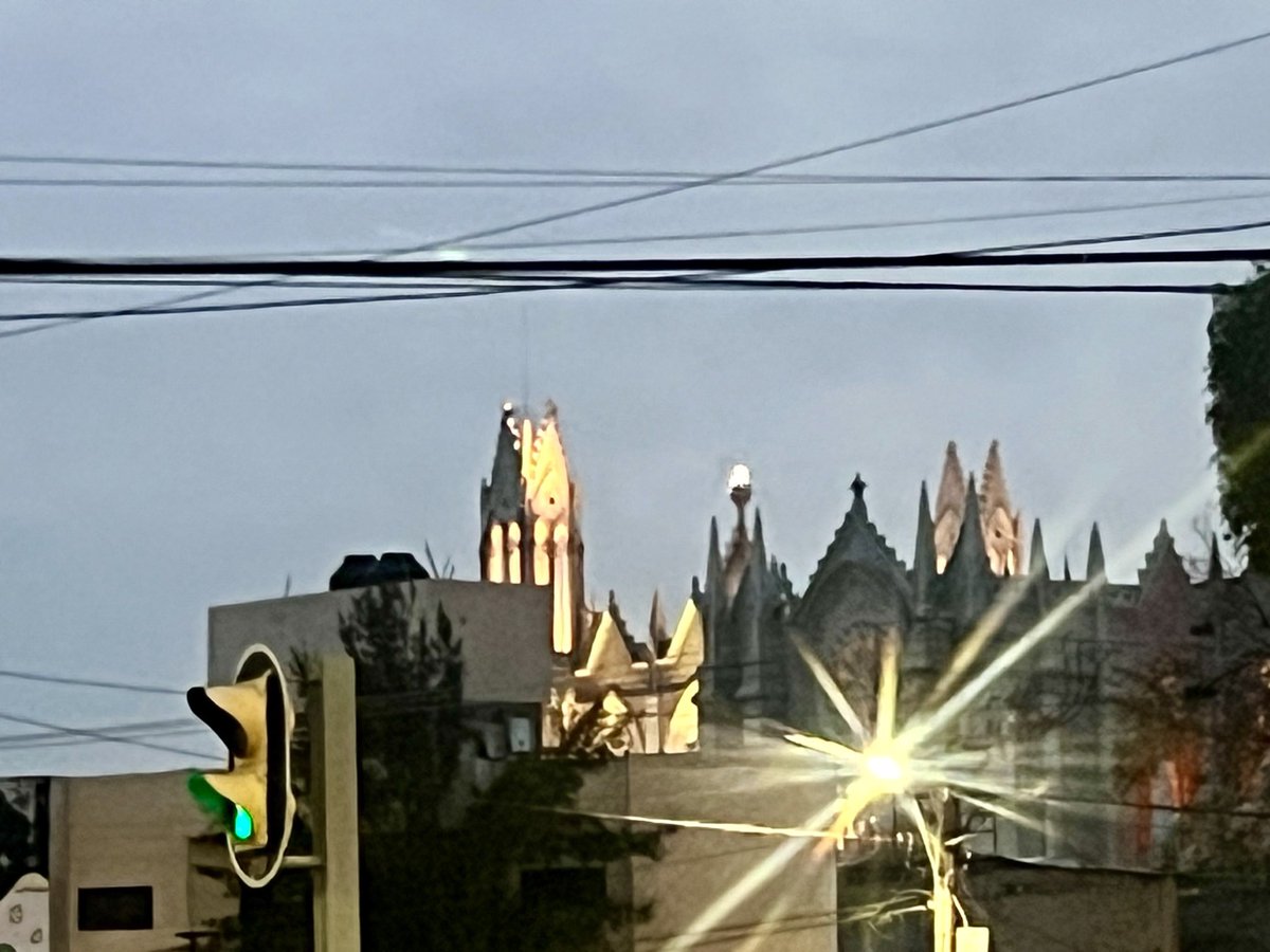 AdrianaMartW's tweet photo. #TemploExpiatorio
#BonitoMiLeónGuanajuato 😍🦁
#PanzaVerde 💚 https://t.co/ctIhiJ53Yk