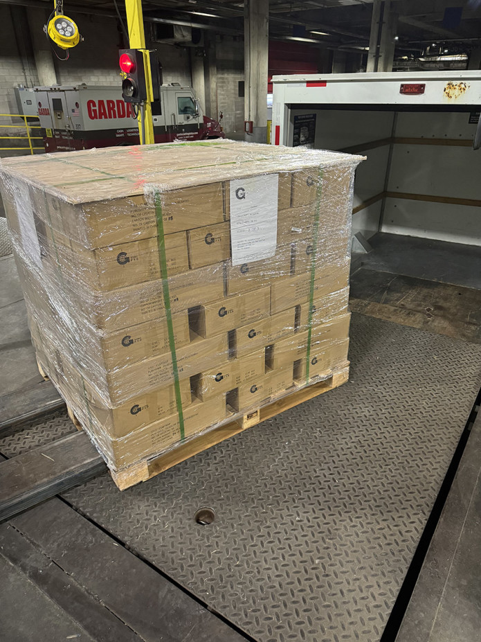 This is the first issue of MAD that I ever appeared in. 

And this is a photo of the 𝗖𝗟𝗔𝗣𝗧𝗥𝗔𝗣 book shipment that was finally delivered to Tom Richmond today. 

My career hasn't changed a bit!