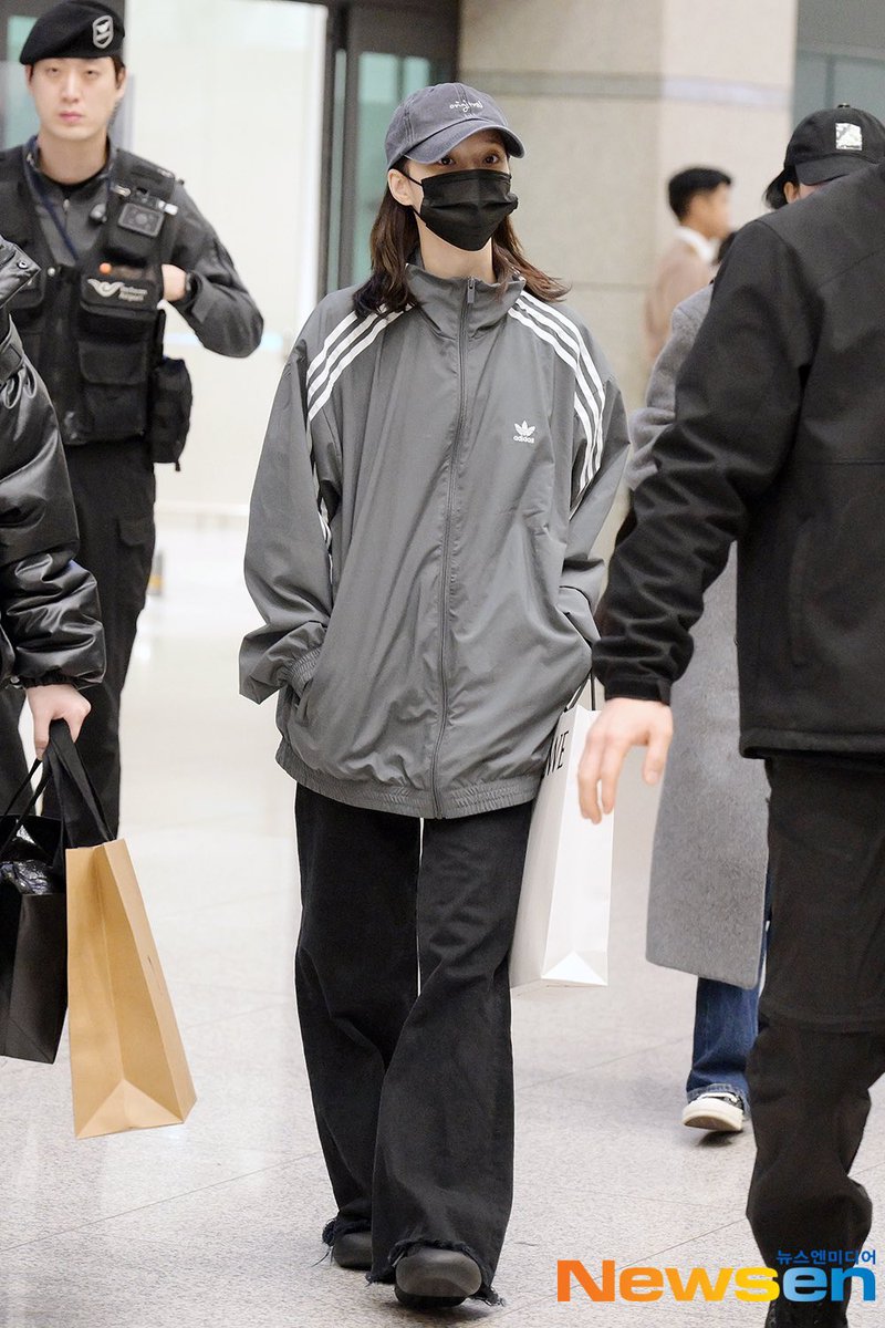 wtloverclub's tweet photo. 240103 공항 입국 #윈터 상의 옷 정보 👕

ADIDAS / ADILENIUM 오버사이즈 트랙탑 - 그레이 (IV9338) https://t.co/bQpynOqKGo