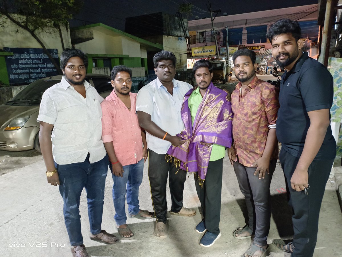 THAMILANGOKUL's tweet photo. சற்று முன் #இன்று_முதல்
சென்னை புறநகர் மாவட்ட துணை தலைவராக என் அன்பு நண்பன் #பெரும்பாக்கம்_ES_சுரேஷ் அவர்களுக்கு
பொறுப்பு வழங்கியத்திற்கு 
தளபதி மக்கள் இயக்கம் #பெரும்பாக்கம்_பகுதி_தலைமை சார்பாக வாழ்த்து தெரிவித்தபோது 🇦🇷🇦🇷 https://t.co/fb2FCLWBvS