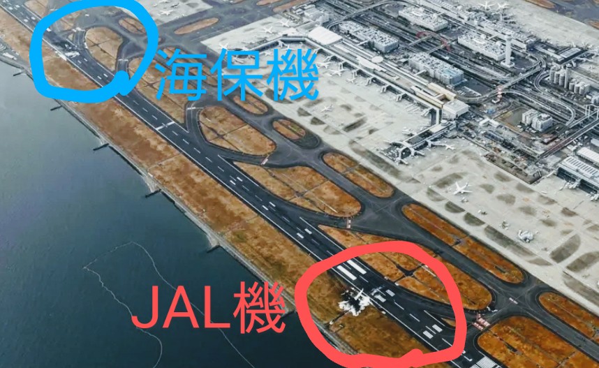 kametalk's tweet photo. 毎日新聞社の航空写真より　

JAL機と海保機の位置関係
衝突したと思われる地点で滑走路が黒く焼き焦がれている。　

機体全体ではなくても、海保機が滑走路上に侵入していたのではないだろうか？　
#羽田空港事故 #羽田空港衝突事故 #日本航空 #海上保安庁 #海保　
#JAL #JA13XJ #JAL516便　#MA722 https://t.co/oEYJnjDNZW