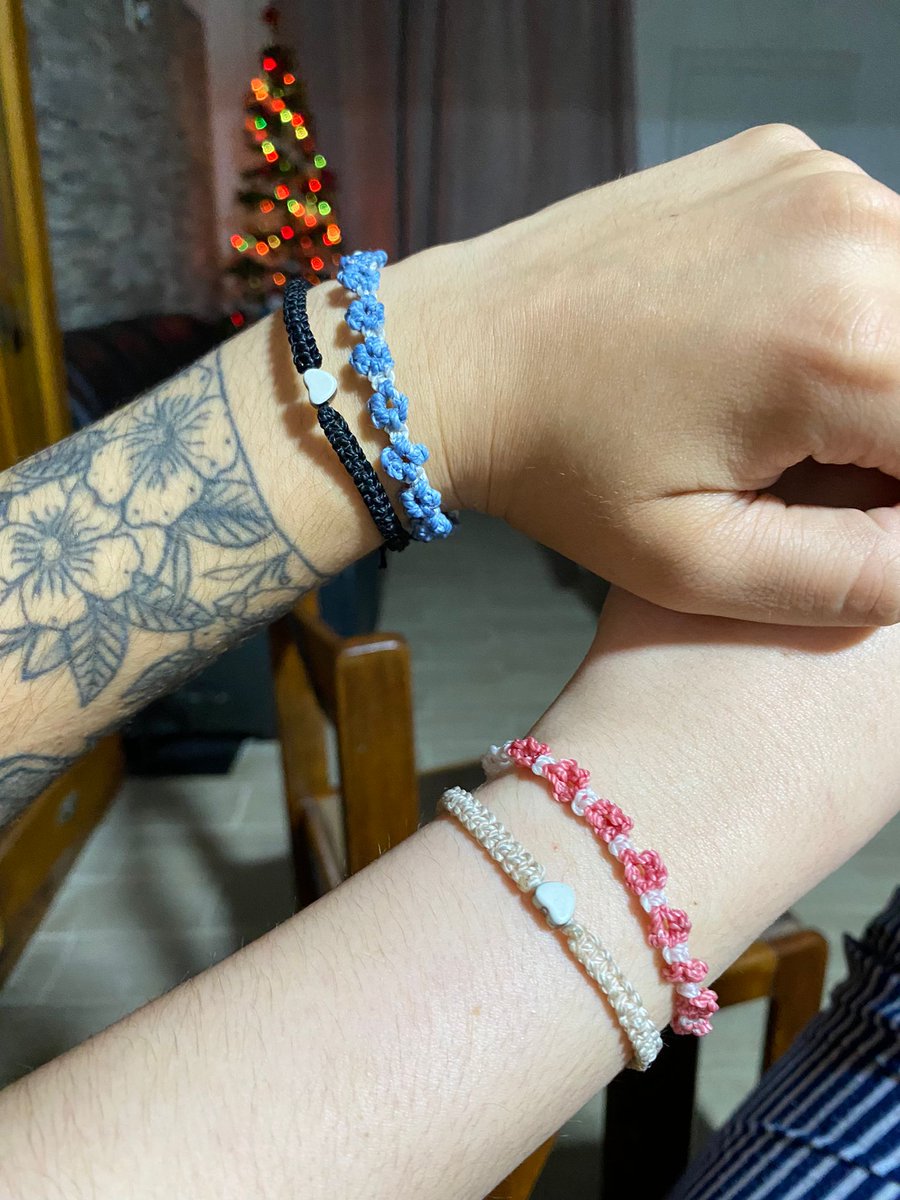con naza nos hicimos pulseritas (las de las flores)