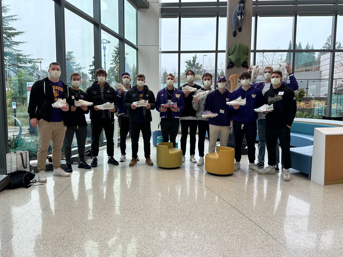 UW_Baseball's tweet photo. Made some new friends today during an incredible visit to Seattle Children's! Be on the lookout for some fresh heat on the diamond this season 👀

@seattlechildren x #GoHuskies https://t.co/jYnML3day0