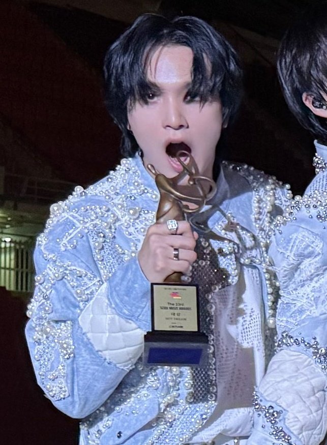 haechan with the trophy ʕ˙Ⱉ˙‧:ʔ😆