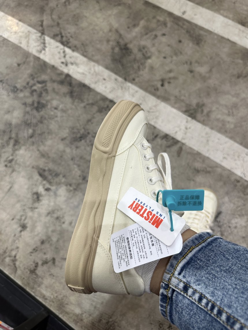I rasa i dah kena reset balik mindset kasut mahal kaki selesa kasut murah kaki melecet. Ni i jumpa dah shoes selesa gilababy. Tapak tebal lembut mcm jalan atas tilam. Selesa, smart &amp; harga student 🫂