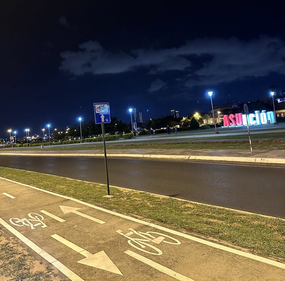 elnacionalpy's tweet photo. CIUDADANÍA | 🇵🇾🇵🇾🇵🇾

🔹El ciudadano @rformigli grabó imágenes en la Costanera de Asunción que muestran que mucha gente no puede distinguir una bicisenda de un camino de peatones.

🔹Una muestra más de la pobre cultura cívica de nuestros compatriotas.

https://t.co/CkZrqizoDa