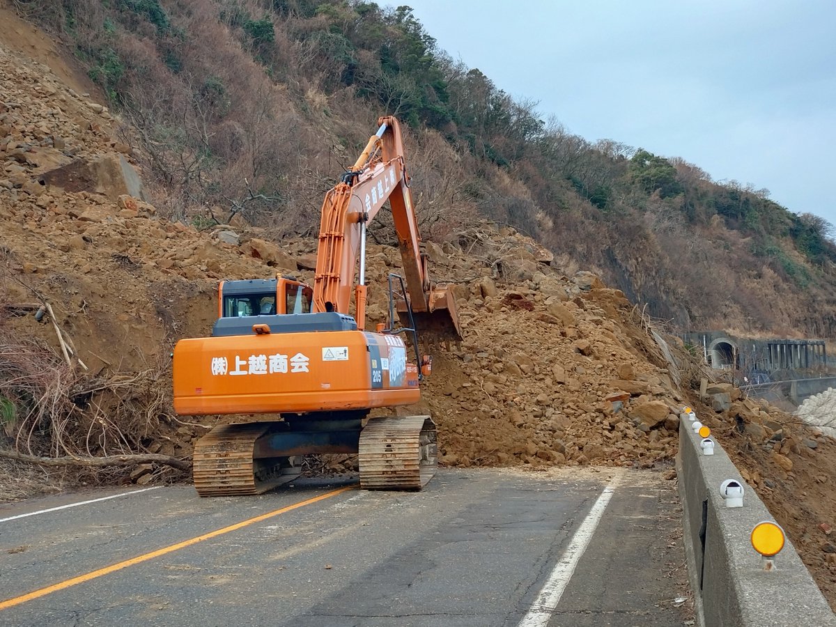 mlit_takada's tweet photo. 【1/3(水)11:00現在 #緊急工事 状況】
#国道8号 上越市茶屋ヶ原地先の土砂崩落について、緊急工事を実施中です。開通には時間がかかる見込みです。ご迷惑おかけしますが、ご協力をお願いします。代替路は高速道路をご利用ください。
↓詳細はこちら
https://t.co/pE49au6EHY
#令和6年能登半島地震 https://t.co/BwEcdxMiLx
