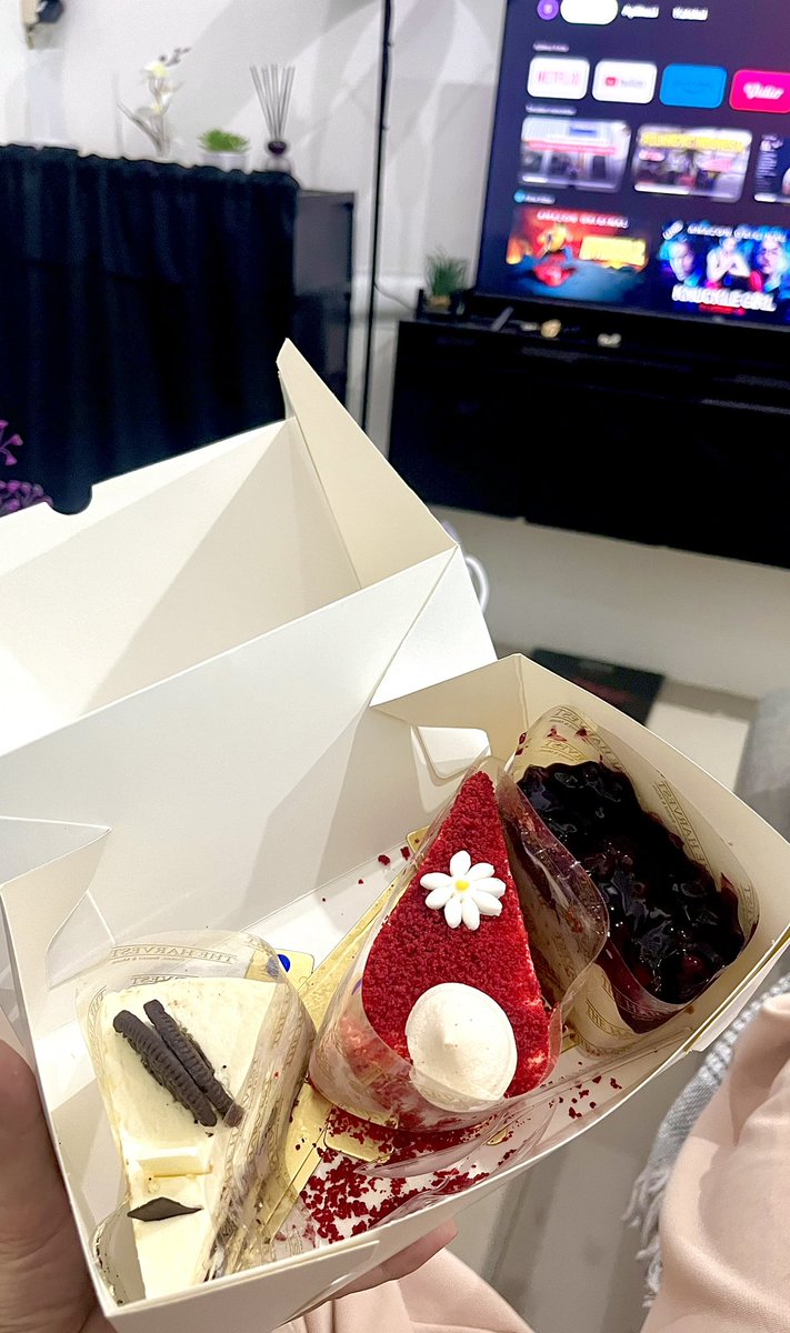 tulusnana_'s tweet photo. Tetiba kepengen banget makan yg manis-manis 🤭 https://t.co/gGT2WqzfmT