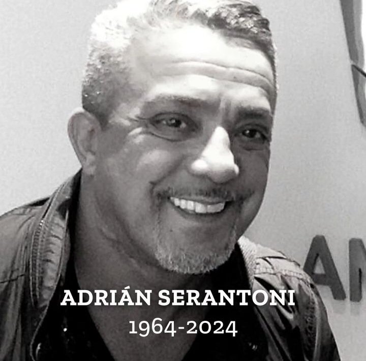 NotiTropicales's tweet photo. Murió Adrián Serantoni, productor histórico de Pasión de Sábado  y creador de varios exitos musicales dentro del género. 
Tenía 59 años, sufrió un infarto. Lo internaron en la clínica Trinidad de Quilmes. Ahí lograron recuperarlo un poco pero no pudieron recuperarlo del todo. https://t.co/VN2n94OeDx