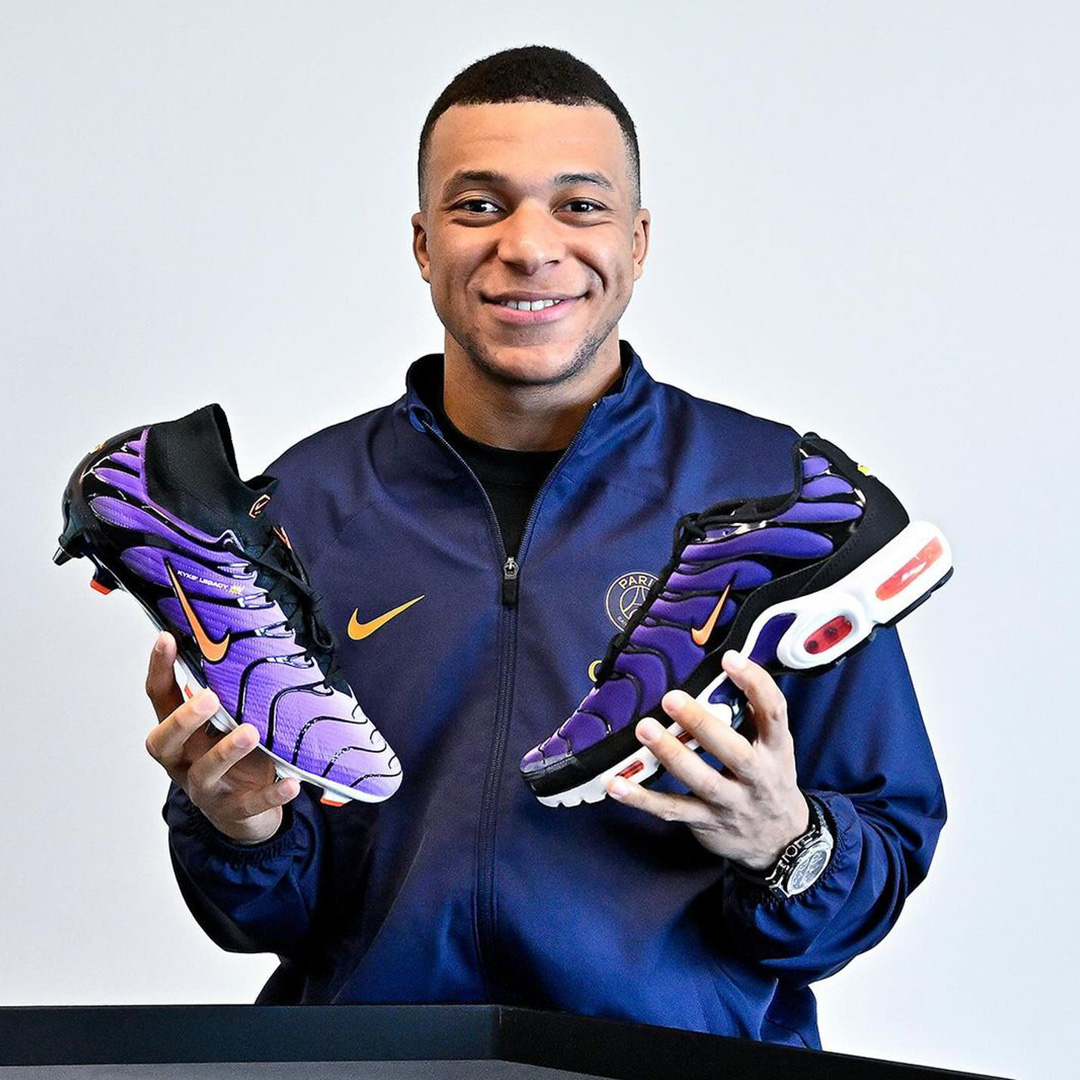 Football_Boots's tweet photo. The curvatures and sharp purple glow do look familiar, innit? 〰〰〰
-
Nike drop Air Mercurial Tn: https://t.co/bTRbCKNBlw
-
What do you think of Mbappe's latest Superfly 9s?
-
#nikefootball #mercurialsuperfly #superfly9 #airmax #Mbappe https://t.co/AcS3tLNeyK