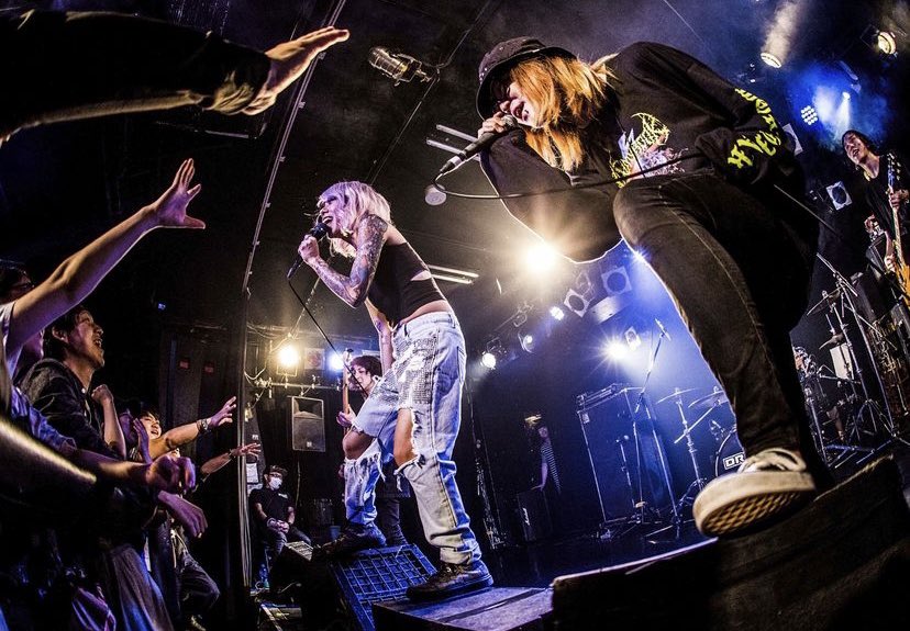 YLD_JPN's tweet photo. 遅くなりましたが皆さま明けましておめでとう御座います！
今年もまだ出逢えていないたくさんの人たちにユアラスの残してきた音楽が届いてこんなバンドやりたいな〜って未来のバンドマンが生まれてきてくれたらいいなって思います。
これからも唯一無二な存在としてあり続けようと思います。kazuki https://t.co/vJrXoO9t8D