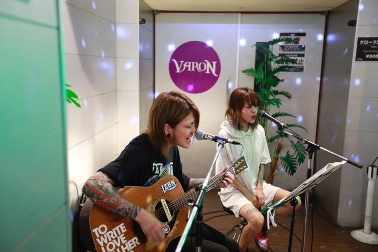 YLD_JPN's tweet photo. 遅くなりましたが皆さま明けましておめでとう御座います！
今年もまだ出逢えていないたくさんの人たちにユアラスの残してきた音楽が届いてこんなバンドやりたいな〜って未来のバンドマンが生まれてきてくれたらいいなって思います。
これからも唯一無二な存在としてあり続けようと思います。kazuki https://t.co/vJrXoO9t8D
