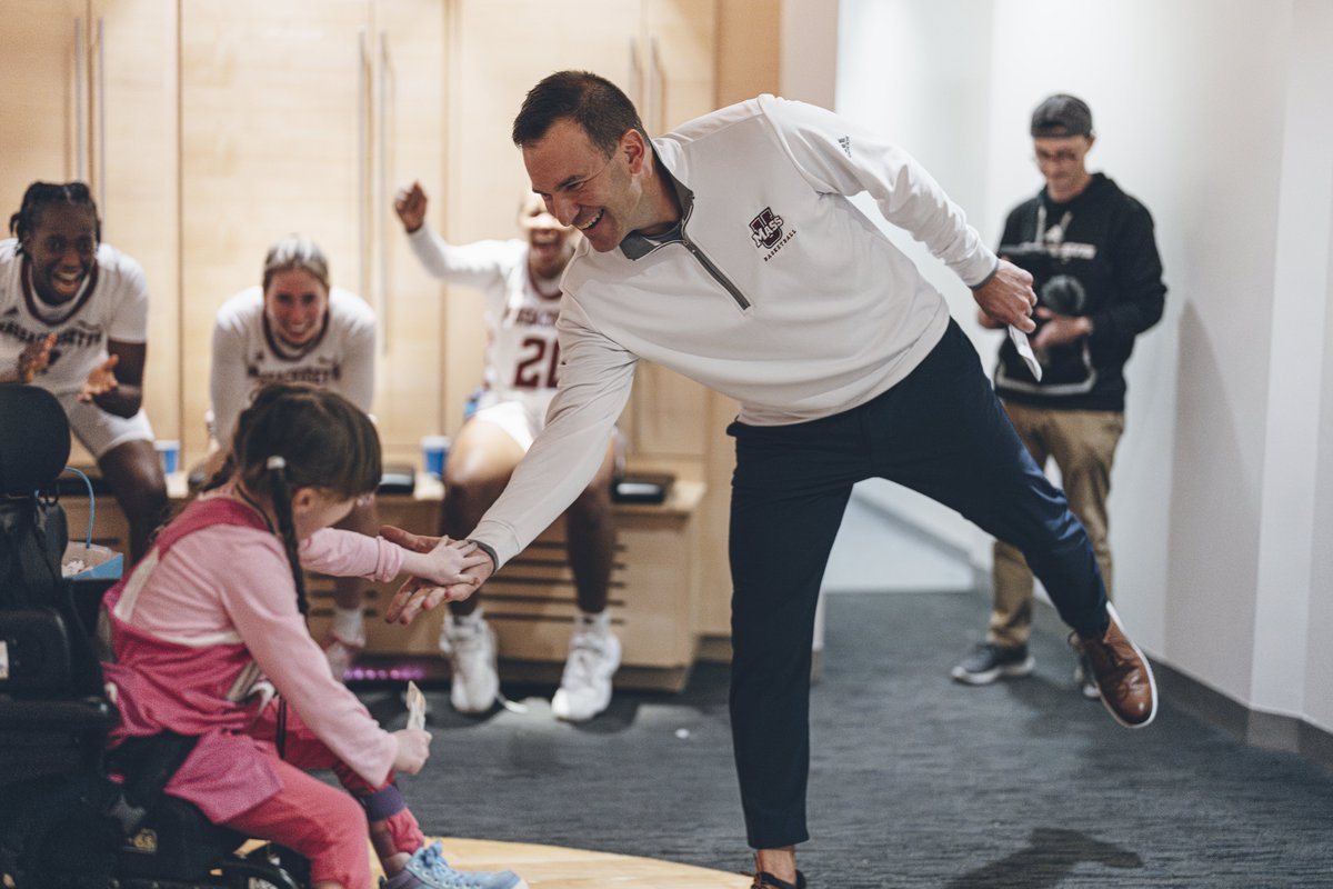 UMassWBB's tweet photo. DUB 😃 

#Flagship 🚩 https://t.co/hEAitBGRaD