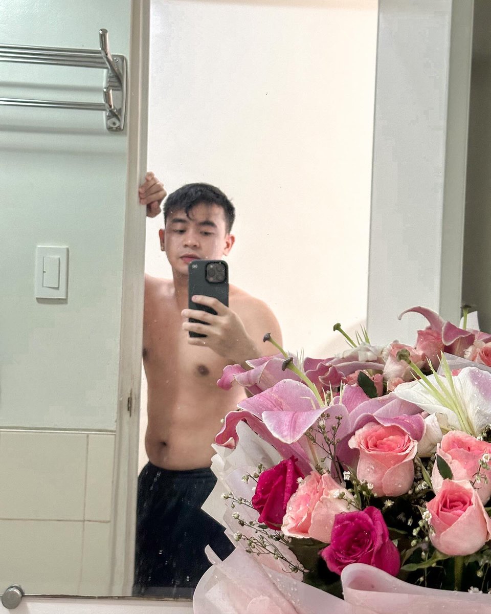 jomatooy's tweet photo. I’m keeping you! 🫶🏻💐 https://t.co/w7yHjgqiaR