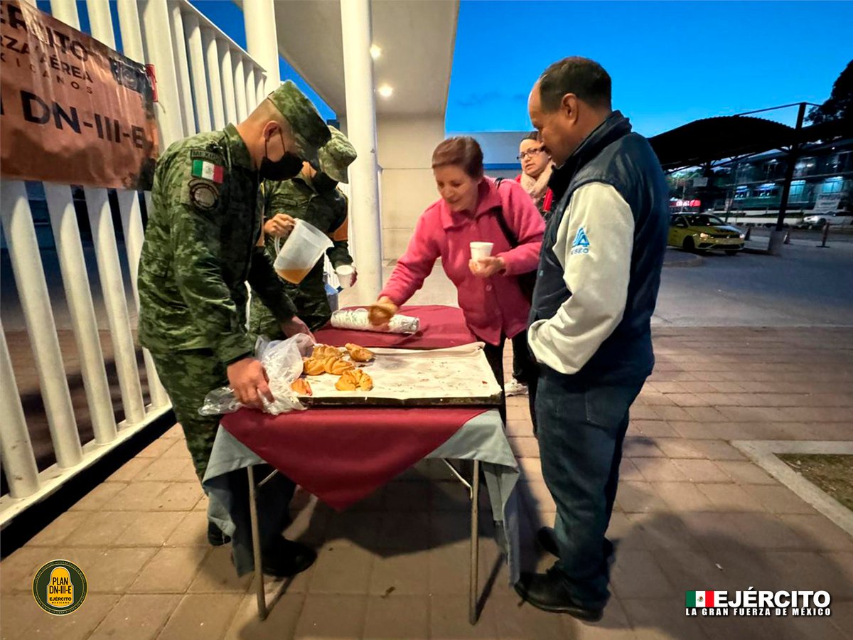 Debido a las bajas temperaturas, personal perteneciente a la #17ZonaMilitar del #EjércitoMexicano, aplicó el #PlanDNIIIE proporcionando bebidas calientes y pan a inmediaciones del Hospital General de Querétaro #Querétaro.

#SiemprePorTiSiemprePorMéxico…