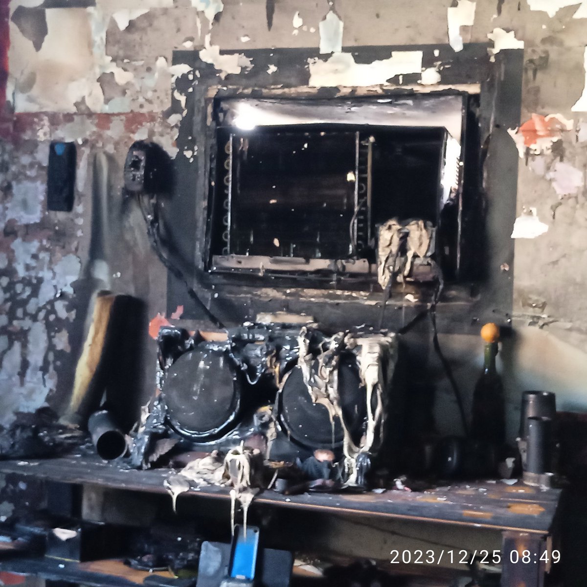 romeroh90's tweet photo. @TarekWiliamSaab @MinpublicoVEN Señor Tarek William Saab por favor necesito su ayuda en 25 por la madrugada se quemó la casa de mi mamá tiene 85 años y yo 61 por un vecino que estaba tirado fuego artificiales ya yo puse la denuncia en la PTJ delegación Punto Fijos mi celular es 0412 0703752 gracias https://t.co/2kMzuIaWBK
